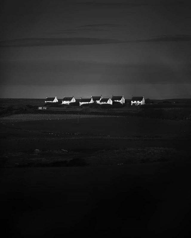 Little row of cottages catching the first sun on #Anglesey nr #aberffraw. Have a good Sunday folks x
#northwales #visitwales #documentingbritain #documentingwales