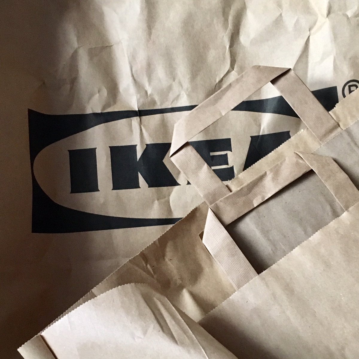 VihraRowe's tweet photo. Soon, soon, very soon 😊😊😊In the blog: https://t.co/M6YVLWQofu IKEA bag hacks👑
#ikea #baghacks #howto #whattodo #easyandfun #DIY #papercraft #papergoods #paperlove https://t.co/I5dHew6KZ1