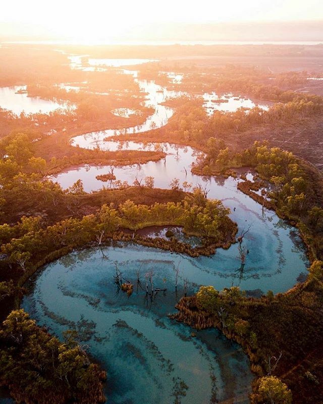 TheFramesUltra's tweet photo. Like a giant swerving serpent, the mighty Murray River breathes life into the parched Australian outback, spilling into floodplains and lagoons that teem with wildlife! There’s no better way to navigate the many creeks and wetlands and get up close to a … https://t.co/Bpay4BPJTk https://t.co/msAju6iXdw