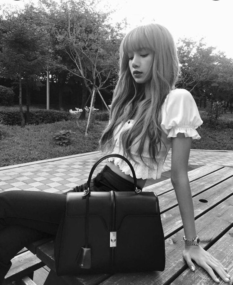 Fashion_every_'s tweet photo. LISA got LIMITED EDITION Shoes and a HANDBAG from 
@Prada
 x 
@adidasoriginals
 
Hasn't been sold HANDBAG and a PERSONALIZED HANDBAG from 
@BALENCIAGA
 
And Ofc, PERSONALIZED HANDBAG from 
@celineofficial

She treated so well with TOP BRANDS 😘😊 Thank You!! 
#LISA #Lalisa https://t.co/t4KA3tkxsH