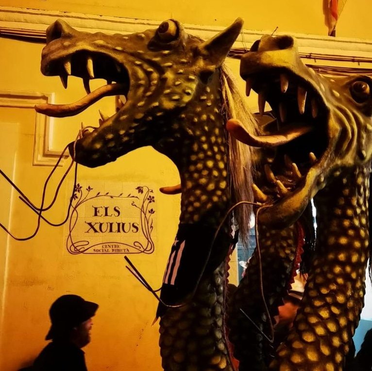 xulius's tweet photo. Ahir van començar els actes de la #FMSantPau20 amb un gran #correfoc!
Avui pujada i baixada infantil i tot seguit #concertvermut amb el #Retrio a la nostra entitat!
Bona #FestaMajor !!
#SPRibes @DracDeRibes
Foto: @papetaxic https://t.co/0gncO6PA3y