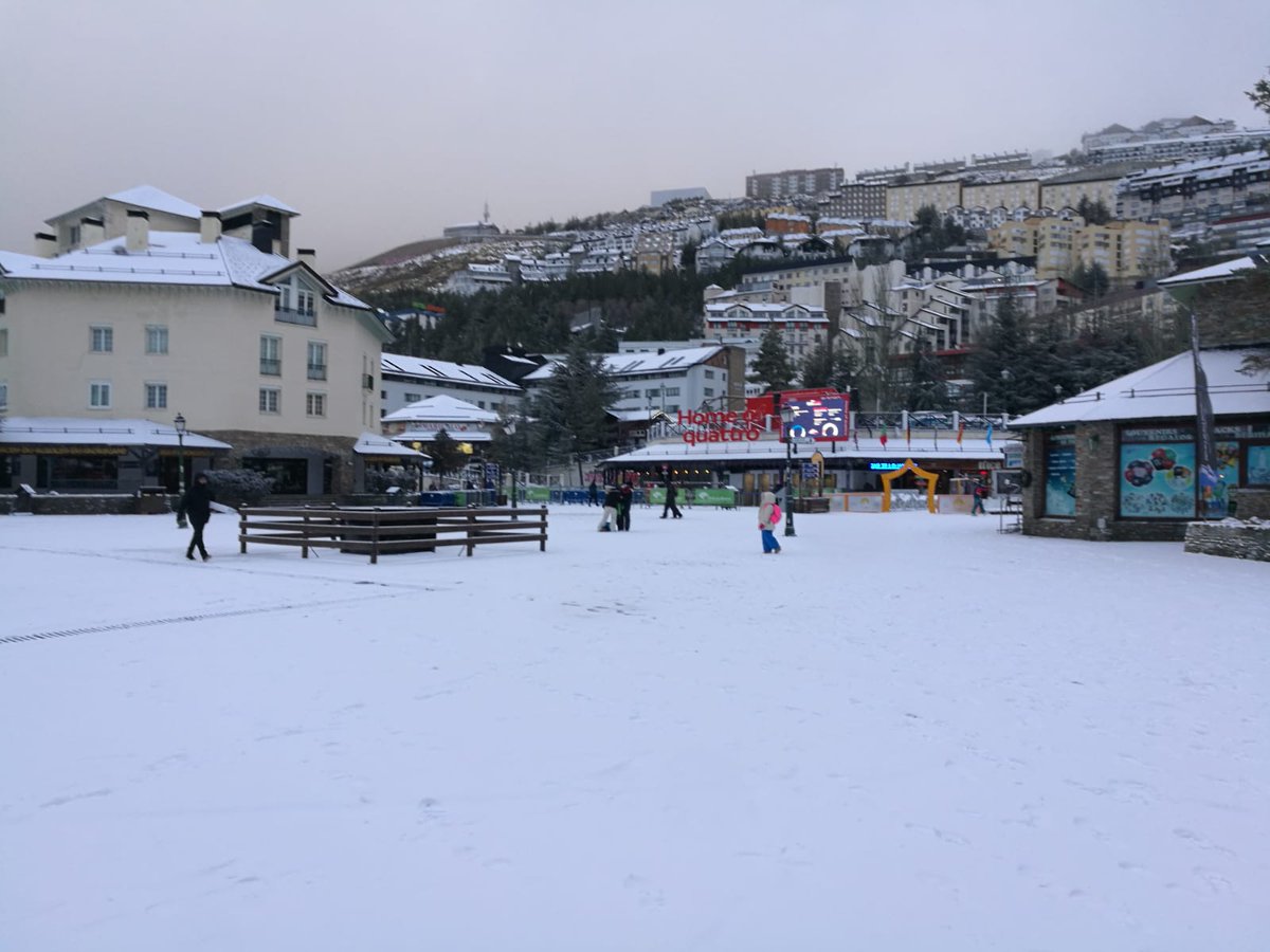 websierranevada's tweet photo. Tras la lluvia de la madrugada... llega la nieve
ℹ️Apertura progresiva por desbloqueo remontes y reacondicionamiento de pistas
⛷️14 km (19 pistas)
🚡11 remontes
❄️Polvo dura
🌨️Visibilidad parcial
🚙Cadenas desde km 20 (A-395)
https://t.co/6DQFBuWUhE https://t.co/m5bdf6yHaI