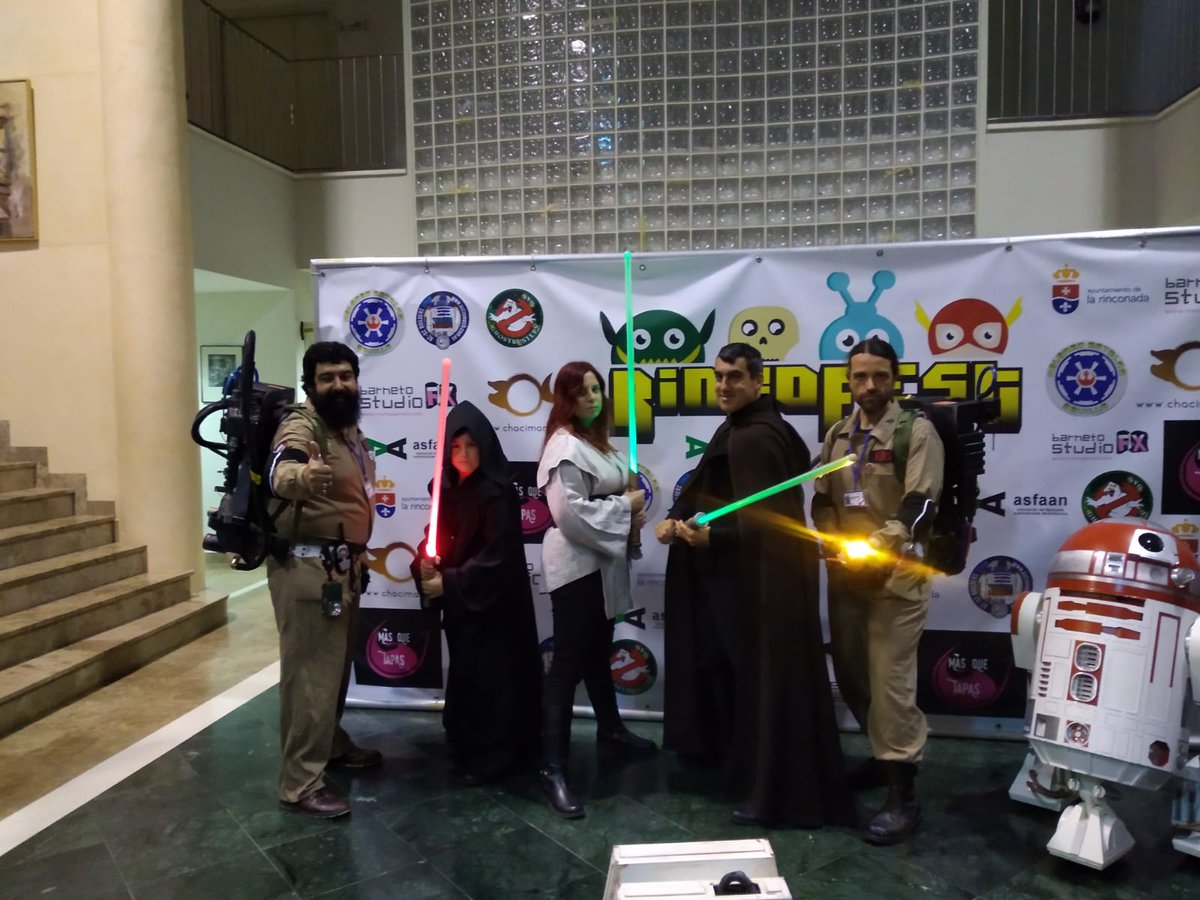 HoloRedEstelar's tweet photo. Ayer pasamos una velada Genial en @RincoFest  junto con nuestros amigos de @R2BuildersSpain y Ghostbusters SVQ apoyando la entrega del premio honorífico al gran Javier Coronilla , animatronic designer en las últimas entregas de Starwars . ¡Gracias por invitarnos! https://t.co/UGXPE1dzN2