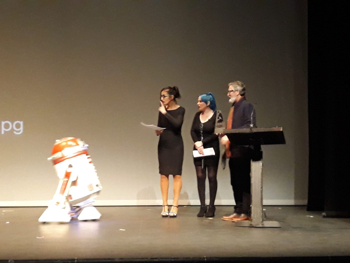 HoloRedEstelar's tweet photo. Ayer pasamos una velada Genial en @RincoFest  junto con nuestros amigos de @R2BuildersSpain y Ghostbusters SVQ apoyando la entrega del premio honorífico al gran Javier Coronilla , animatronic designer en las últimas entregas de Starwars . ¡Gracias por invitarnos! https://t.co/UGXPE1dzN2