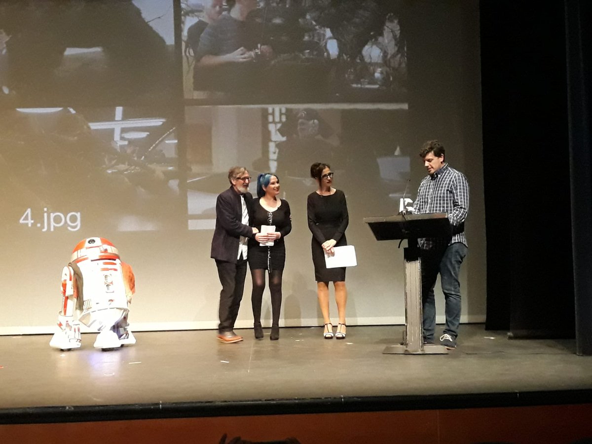 HoloRedEstelar's tweet photo. Ayer pasamos una velada Genial en @RincoFest  junto con nuestros amigos de @R2BuildersSpain y Ghostbusters SVQ apoyando la entrega del premio honorífico al gran Javier Coronilla , animatronic designer en las últimas entregas de Starwars . ¡Gracias por invitarnos! https://t.co/UGXPE1dzN2