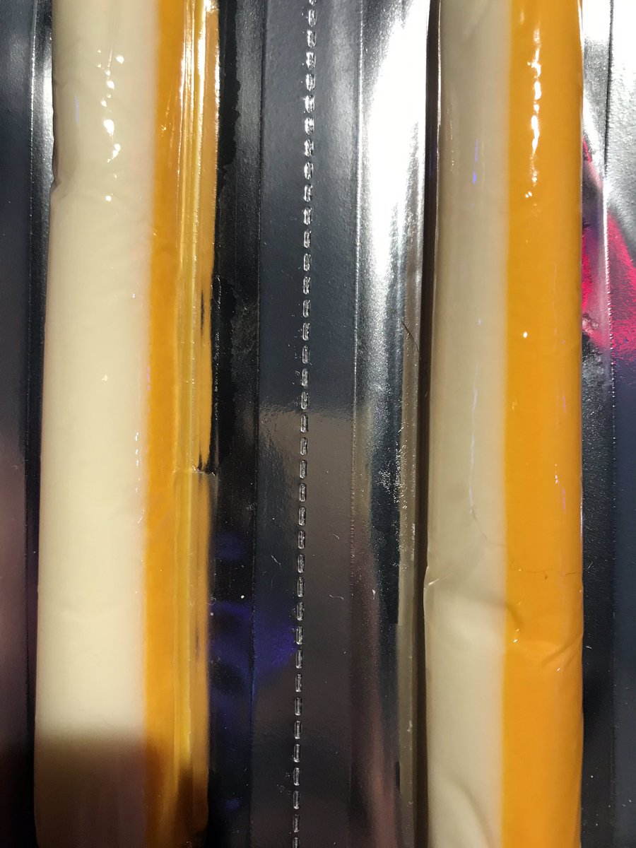 鮭垢bxb 第二問 このチーズは何味でしょうか 前回は正解が居なかったので ヒントです ヒント 2色