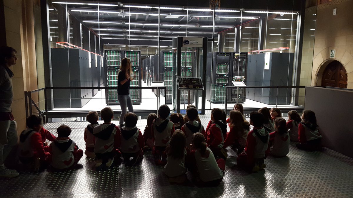 L'alumnat de #3rPRIM ha visitat el Barcelona Supercomputing Center @BSC_CNS A través de jocs han entès conceptes com programació, calcul en paral·lel i el funcionament del superordinador Mare Nostrum.
#intensament #escolaoberta #bojosperlasupercomputacio #bojosperlaciencia