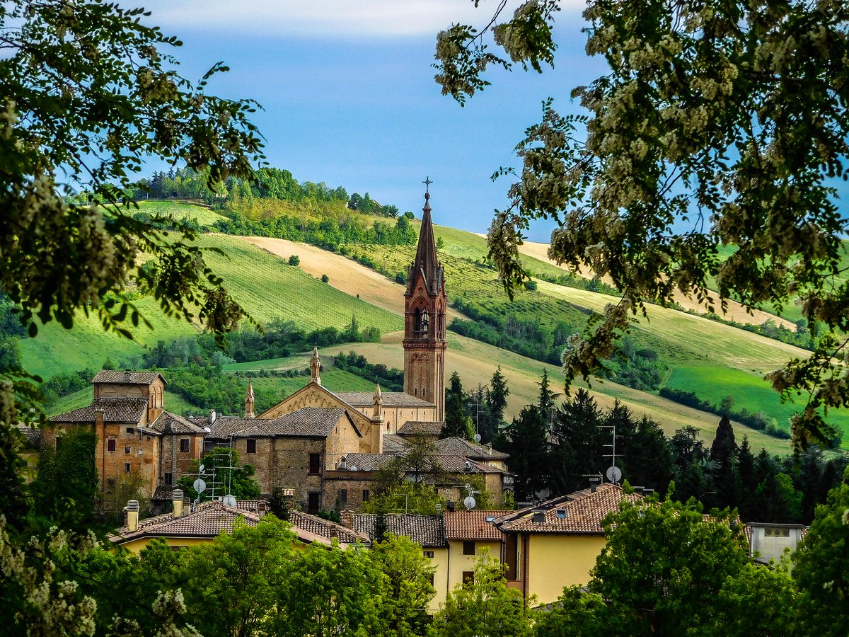 ERTourism's tweet photo. A bike ride in the #TerrediCastelli in the footsteps of Jack Kerouac 🚴‍♀️🚴‍♂️ it's the cycle path along the railway that once connected Modena and Vignola, through enchanting villages 
👉 https://t.co/y8w87jLXKZ

#EmiliaRomagnaSlow #inEmiliaRomagna 

Ph Nacchio Brothers https://t.co/xNzaRPLn6H