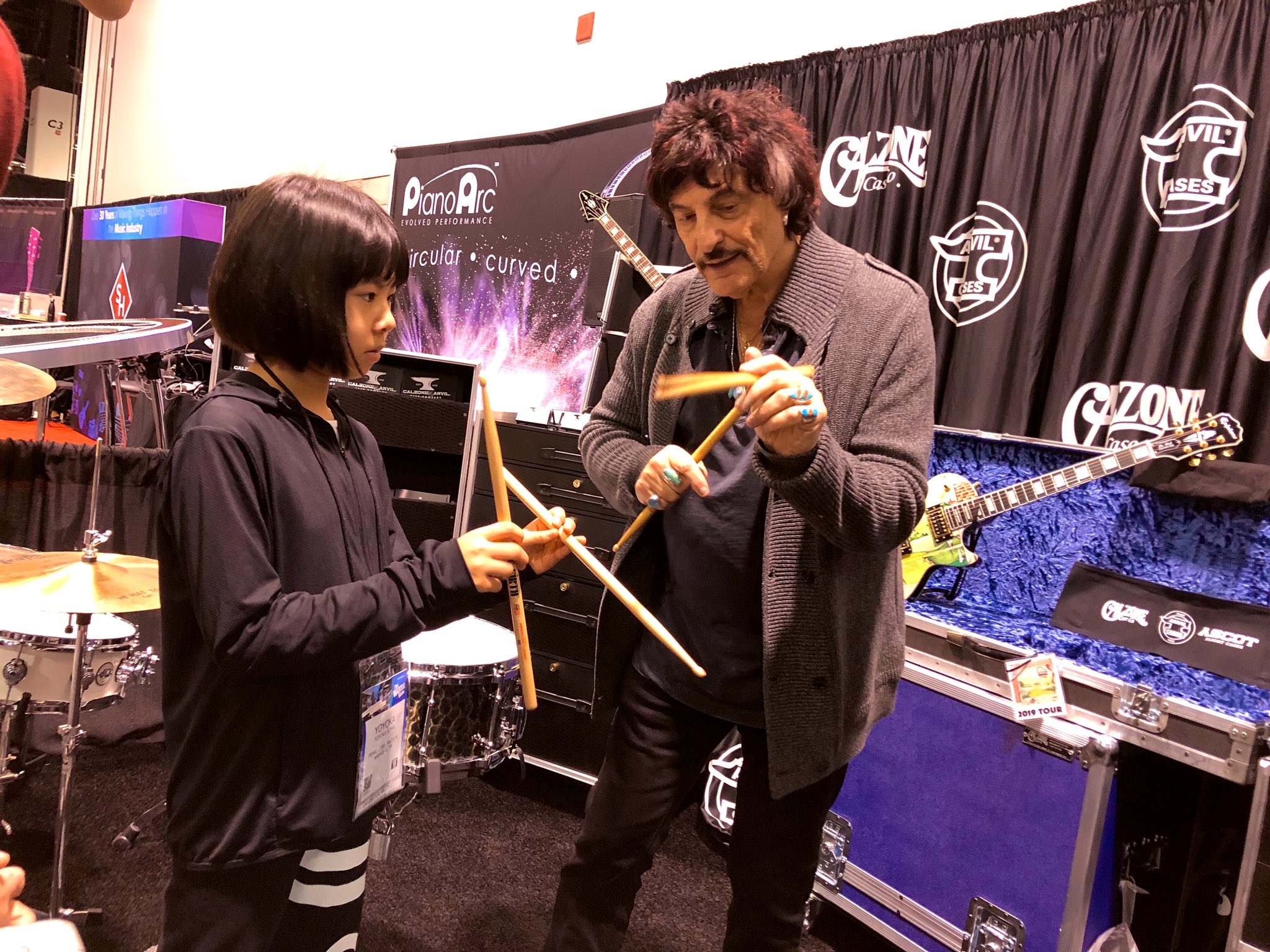 Yoyoka よよか I Met My Favorite Drummer Carmine Appice He Watched My Youtube And Praised A Lot He Gave Me A Drum Technique I M Really Honored 大好きなカーマイン アピスさんに会いました 私の動画も観ていてくれたとのことで沢山