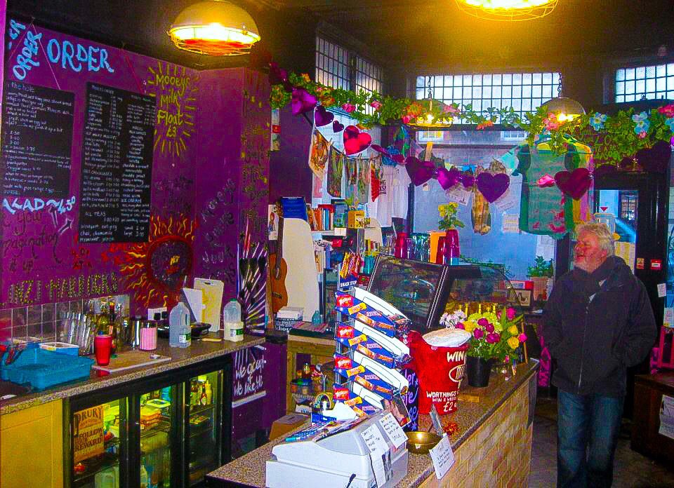 sanshui596's tweet photo. Mooey's cafe Worthing back in the day
#mooeyscafe #worthing #westsussex #sussex #mooeys #cafe #coffee #coffeetime #worthinglife #quirkyvibe #quirkycafe #colourfulcafe #brighton #sailing #design #interiors #yoga #guitar #grafitti #brightonandhove #southcoast #coffeeshop #creative https://t.co/StdoZji7vA
