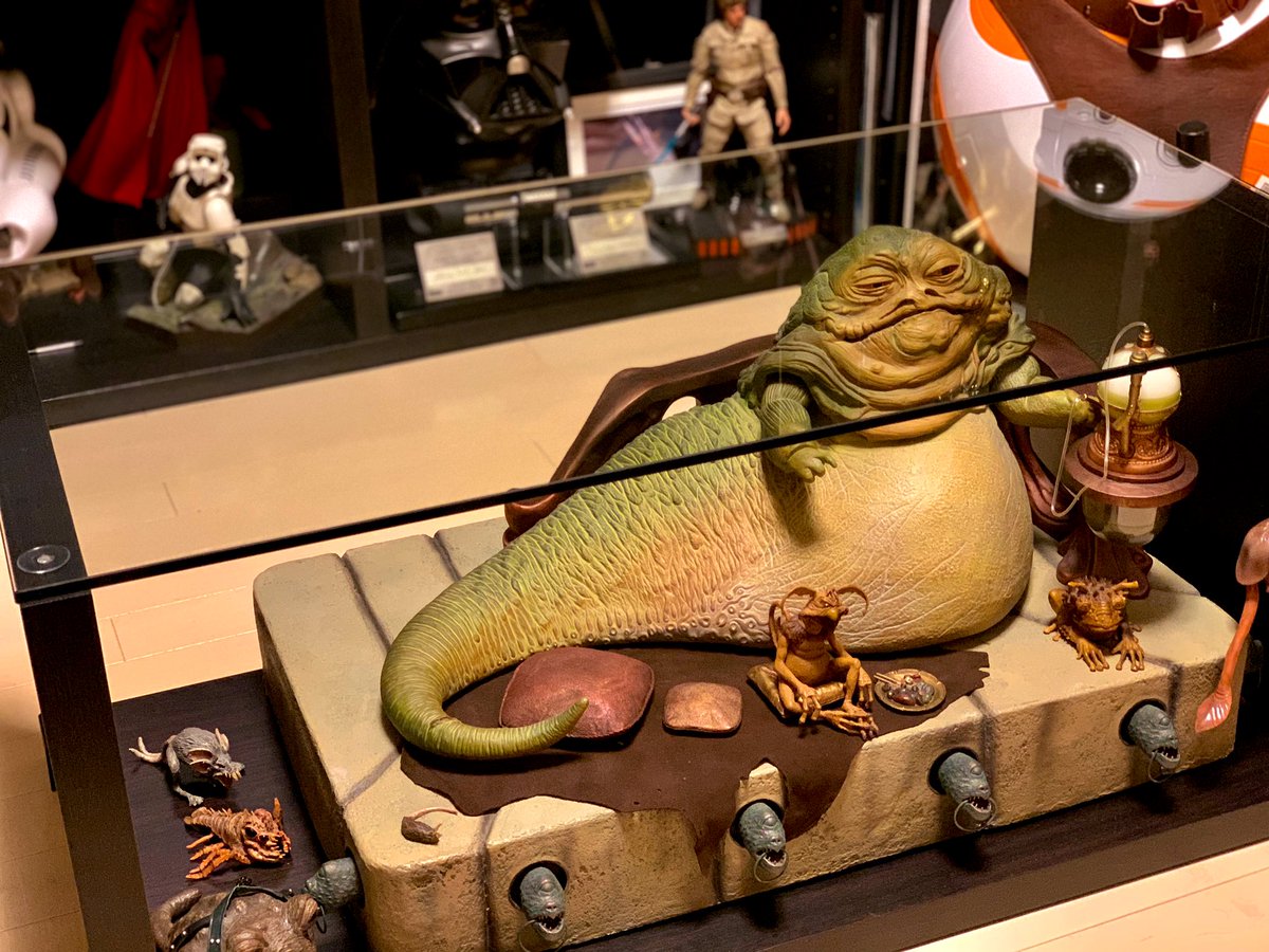 べすた Teamgodzilla Pa Twitter 遂に念願のディスプレイテーブルが完成 ガラス製天板で サイドショウの1 6ジャバ 台座が完璧に納まるサイズのテーブルがなかなか見つからず 既製品を加工したけど 耐久的にも問題も無くうまくいった 部屋の中心にジャバっての