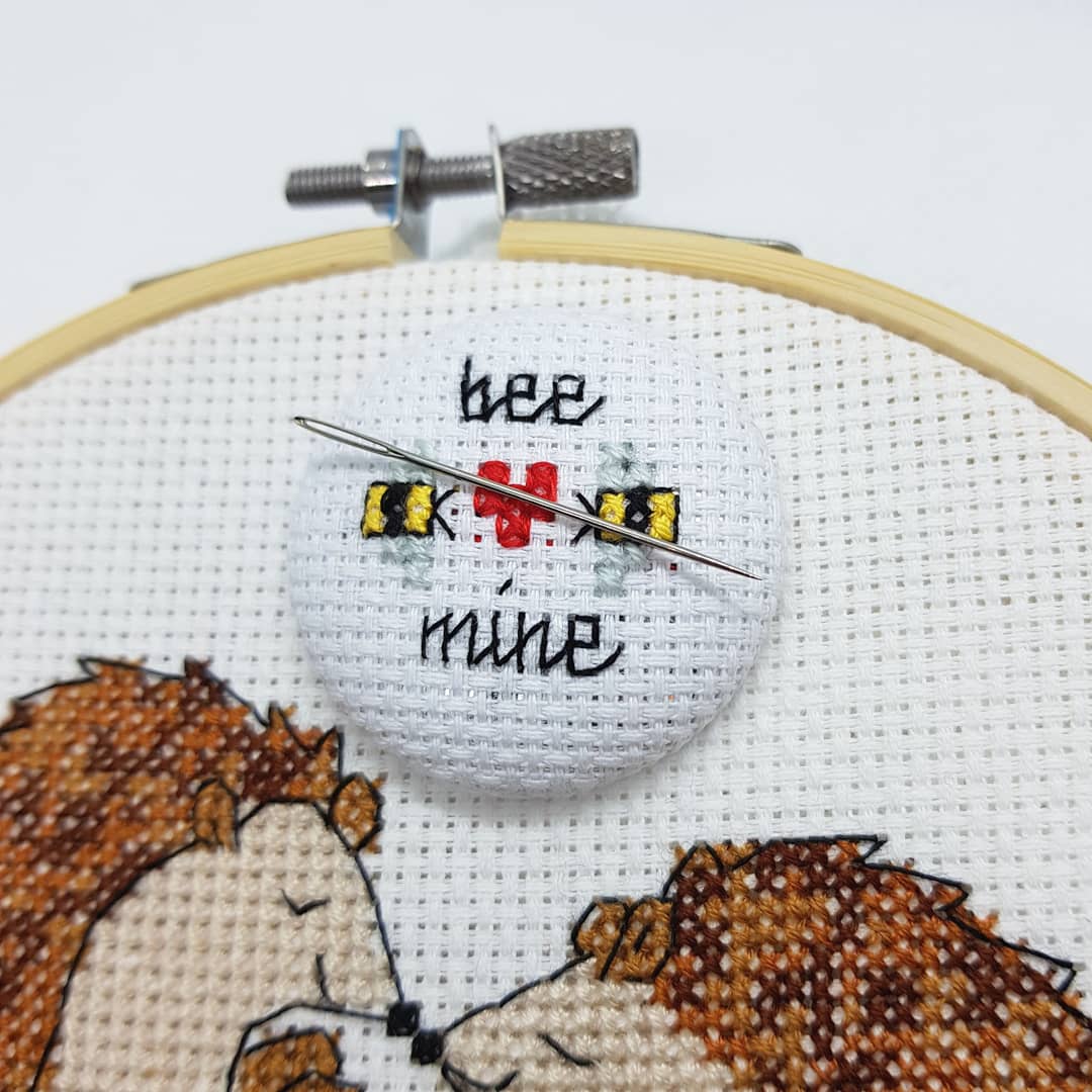 sewsophiecrafts's tweet photo. This week I launched these cute #needleminders! Perfect for holding your needle while you're not using it 😊! After losing my needle down the sofa countless times, these are an essential for me 😂
#needleholders #crossstitch #beemine #ukweekendhour #UKGiftHour #UKGiftAM https://t.co/vNytKe1vgF
