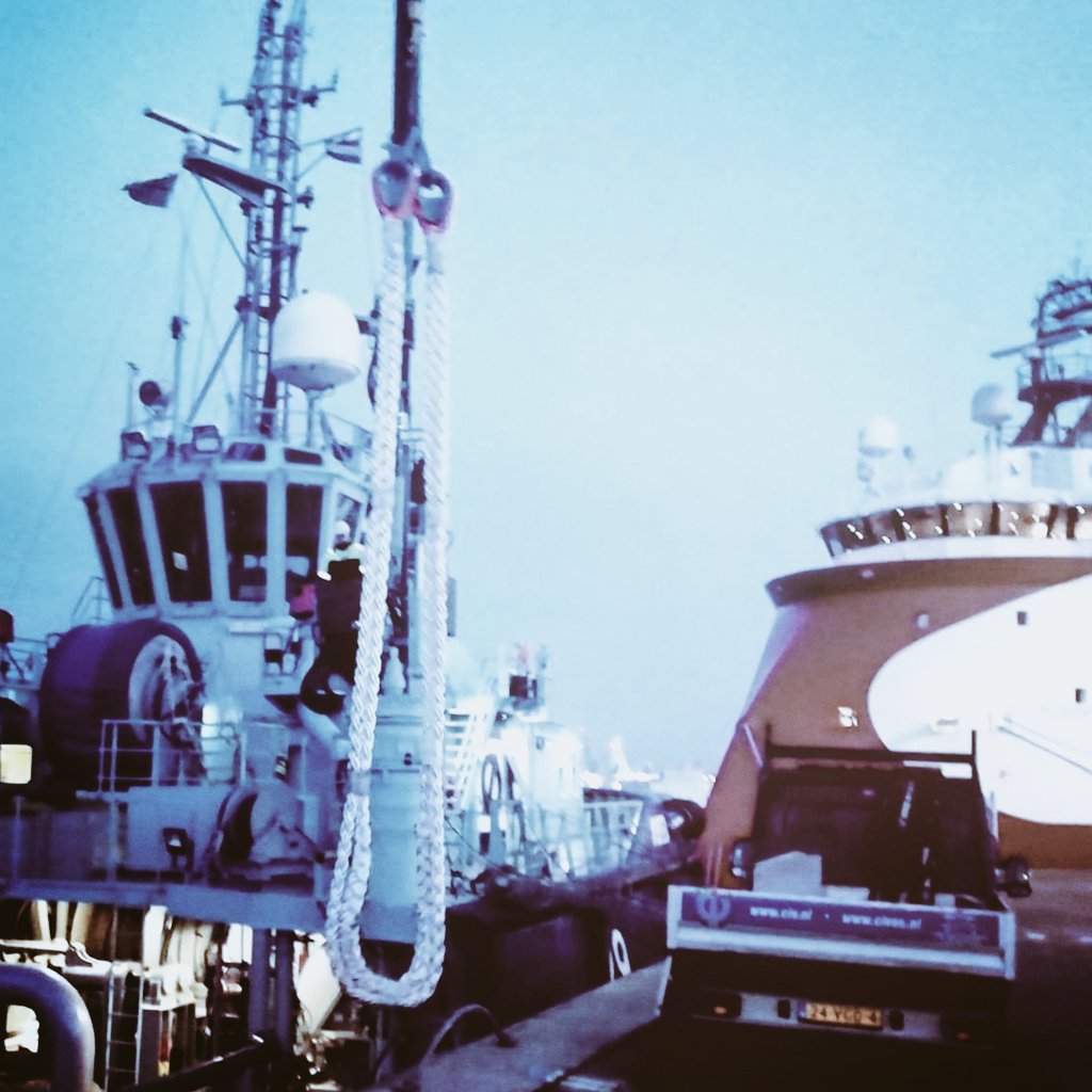 Snelle levering van een sleeplijnrekker afgelopen week. Breeksterkte 234 ton, lengte 15 meter. Vakkundig splitswerk van de tuigage-collega's. instagram.com/p/B7fv1_1ja-Yu…