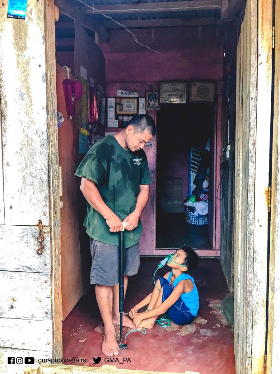 GMA_PA's tweet photo. May sakit sa baga ang 8-anyos na si Lee. Para makahinga nang maayos, ang ginagamit niyang nebulizer--pambomba ng gulong at bisikleta. #KMJS15 https://t.co/aNbVouSrYq
