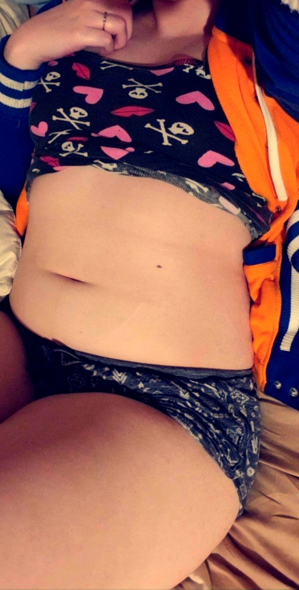 TayTayKitter's tweet photo. Can't believe I'm still sick 🤮🤒... what a terrible time to be horny 😏🙈😈 #spoilme #buymynudes #sellingnudes #sugarbaby #saturdaynight #sugardaddyneeded #camgirl #buymymedicine #cumslut #horny #playwithme #lewds #snapchat https://t.co/0IdD1f5XfA