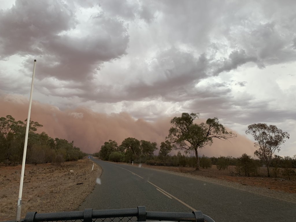 ejsinders's tweet photo. #bushglitter 
Another day ... Another dust storm 😣

#bobadah #centralwest #duststorm #farming https://t.co/l19gkgTBTp