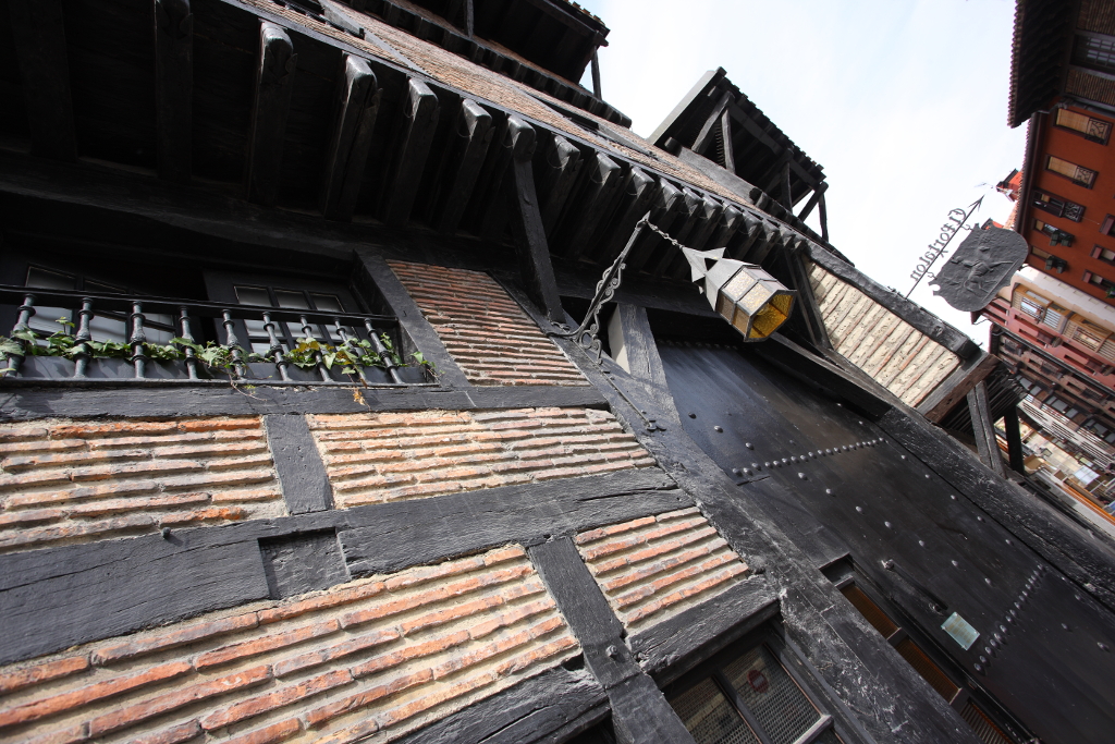 TurismoVitoria's tweet photo. El Portalon eraikin #gotikoa (XV. mendea) merkatarien ostatua izan zen. Bere ate handia gurdientzako sarbidea zen. https://t.co/reKVrgg9Y7 ๐๏ธ๐ท #arkitektura #architecture https://t.co/OQWkMPaYii