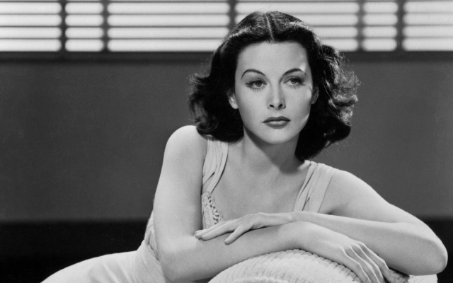 LauraUrbieta's tweet photo. Hoy es el 20º aniversario del fallecimiento de Hedy Lamarr, actriz de Hollywood, ingeniera, inventora, entre otras cosas,  del espectro ensanchado por salto de frecuencia que se utiliza en los GPS, Bluetooth y  WiFi y además con una vida digna de un guión de cine..#referentesSTEM https://t.co/oTON5JZzJc