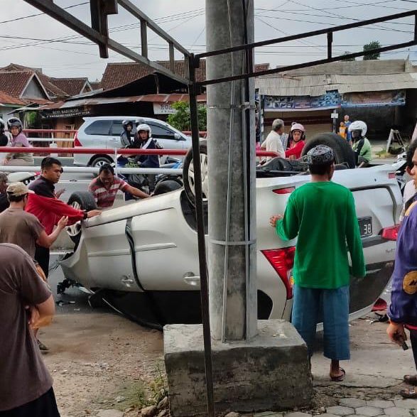 Pagi tadi kami ditimpa musibah. Salah satu mobil rombongan yang membawa tim kami ke bandara mengalami kecelakaan di Lampung. 

Di dalam mobil ada Felmy, Hadiyan, Breh dan Cumi. Yang mengalami luka cukup serius Hadiyan dan Breh. Felmy dan Cumi lebam-lebam. 

Mohon doanya. 🙏🏻😢