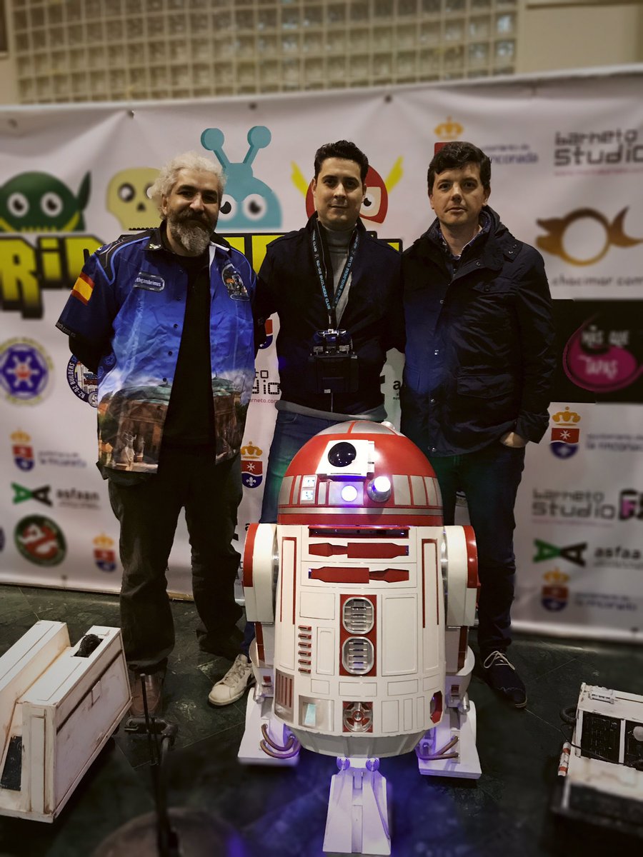 R2BuildersSpain's tweet photo. Hablamos de droides, robots... Y de #StarWars!. Una entretenida y enriquecedora jornada junto a Javier Coronilla (#Lucasfilm)

¡Gracias al compañero @Elmaniempanado y al equipo de @RincoFest por hacerla posible!. https://t.co/WxAYZBBtNh