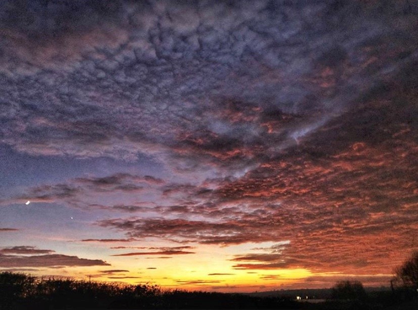 RutlandPride's tweet photo. What a sky! 😲 Thank you @maxey_images for sharing this with us... the sky at Hambleton, Rutland. #sky #breathtaking #countryside #rutland #pridemagazines https://t.co/LXEnZTB8Fx