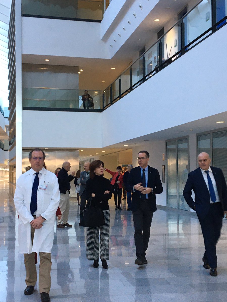 HUCA_Asturias's tweet photo. La consejera de #Sanidad de #Canarias acompañada por el consejero de Salud @pifermu ha visitado varios servicios para conocer el desarrollo de los sistemas de información del hospital. https://t.co/COtgGSa8Rq