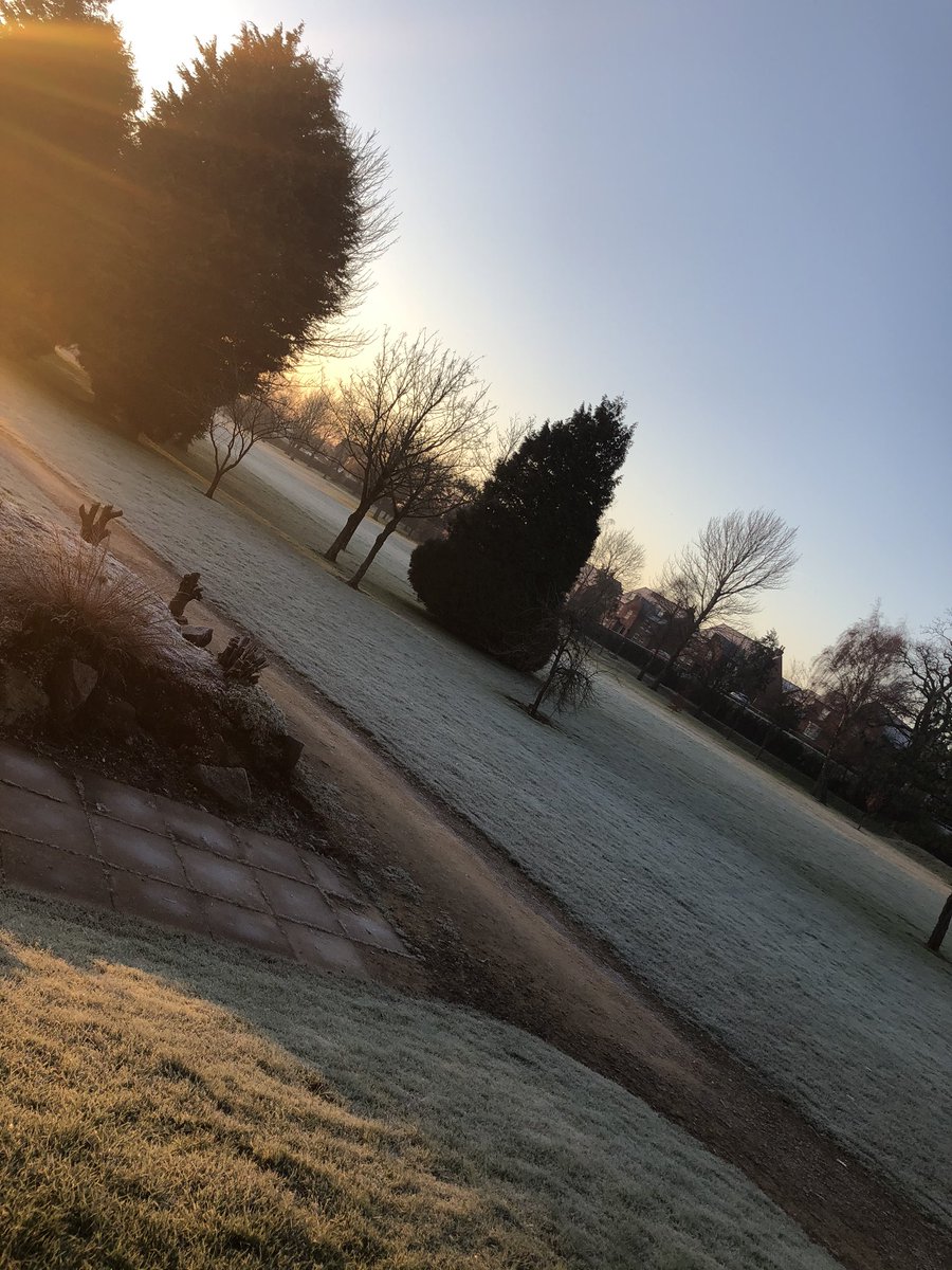 It’s a cold one this morning ❄️  Beautiful frosty start to the day ⛳️
#frosty #golfcourse #winter #winterleague #morning #wrapupwarm #cold