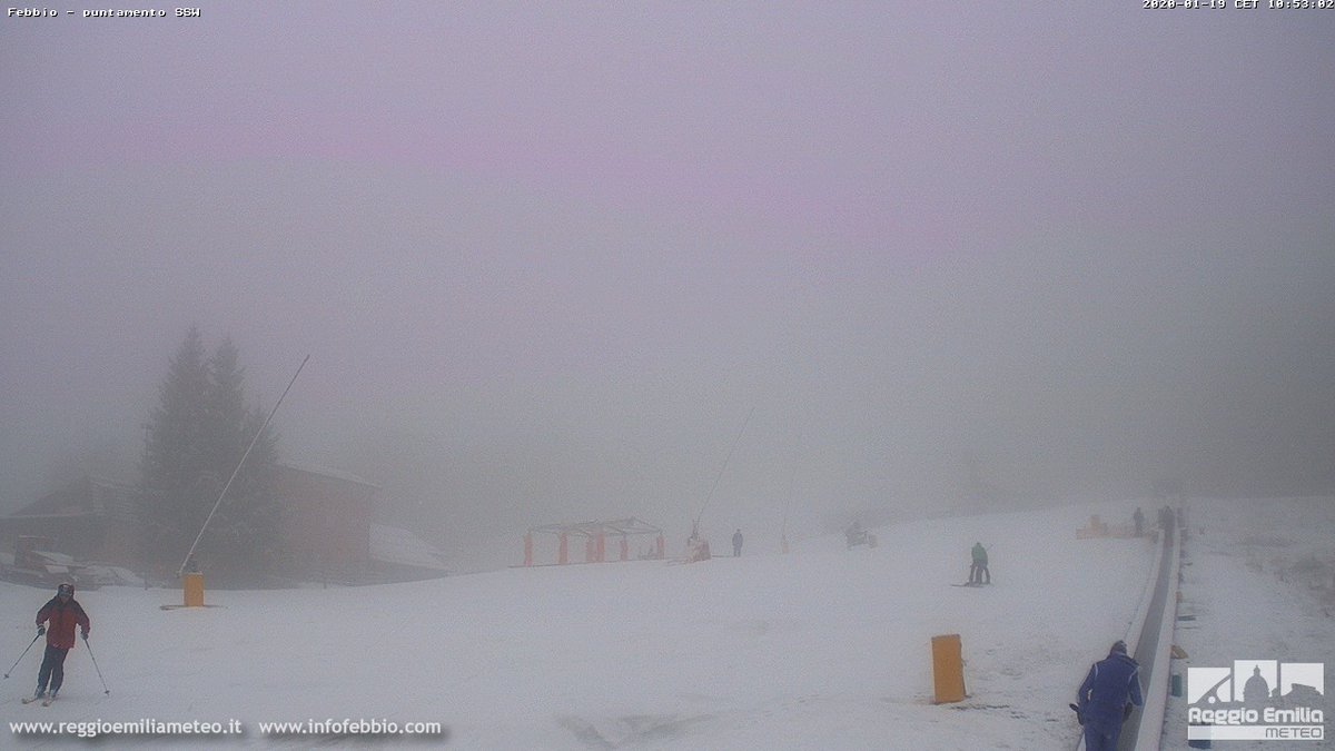 remeteo's tweet photo. #METEO: fiocchi questa mattina in #Appennino, come si può osservare dalle webcam innevate (#CerretoLaghi #Febbio e Valle inferno) Deboli piogge stanno invece interessando le zone di #pianura. Da domani graduale miglioramento ma con T minime in calo https://t.co/nW1xAz2BKn #Emilia https://t.co/udk51JdNsn