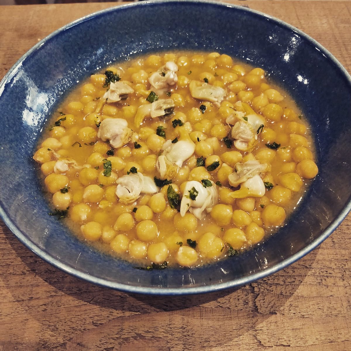 El Babero (@elbabero) on Twitter photo Y... dentro de la carta nueva... chan tata chaaaaaan: garbanzos con berberechos!!! <a href="/realconservera/">Real Conservera Española</a>
#elbabero #elbaberorestaurante #elbaberofood #venyponteelbabero #detapas #devinos #decañas #tapasjorgejuan #foodie #instafood Y... dentro de la carta nueva... chan tata chaaaaaan: garbanzos con berberechos!!! <a href="/realconservera/">Real Conservera Española</a>
#elbabero #elbaberorestaurante #elbaberofood #venyponteelbabero #detapas #devinos #decañas #tapasjorgejuan #foodie #instafood
