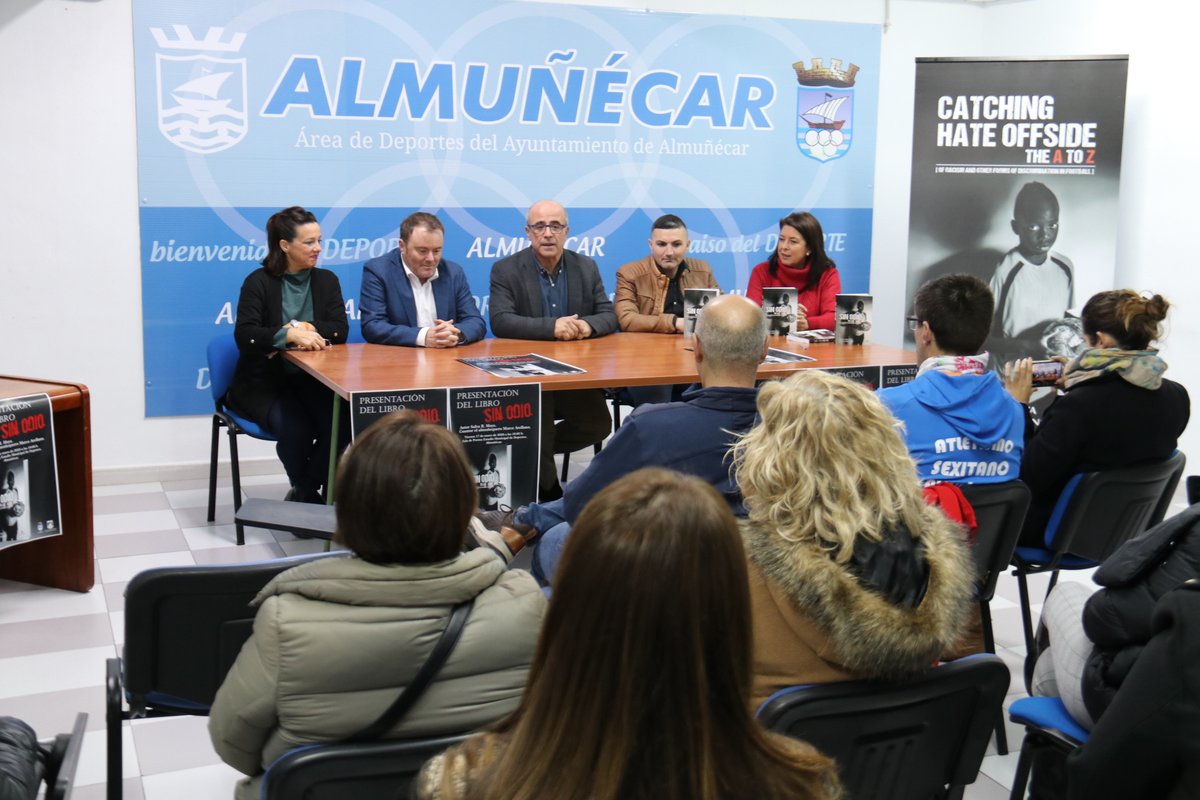 AlmunecarAyto's tweet photo. El estadio Paco Bonet de Almuñécar #Almunecar @AlmunecarAyto acogió la presentación del libro de Salva R. Moya @salva_moya y Marce Arellano sobre el #racismo y otras discriminaciones en el #Futbol Sin odio. De la A a la Z. https://t.co/qN0sKfiZnf