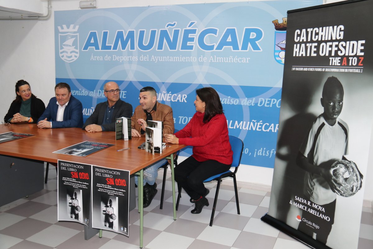 AlmunecarAyto's tweet photo. El estadio Paco Bonet de Almuñécar #Almunecar @AlmunecarAyto acogió la presentación del libro de Salva R. Moya @salva_moya y Marce Arellano sobre el #racismo y otras discriminaciones en el #Futbol Sin odio. De la A a la Z. https://t.co/qN0sKfiZnf
