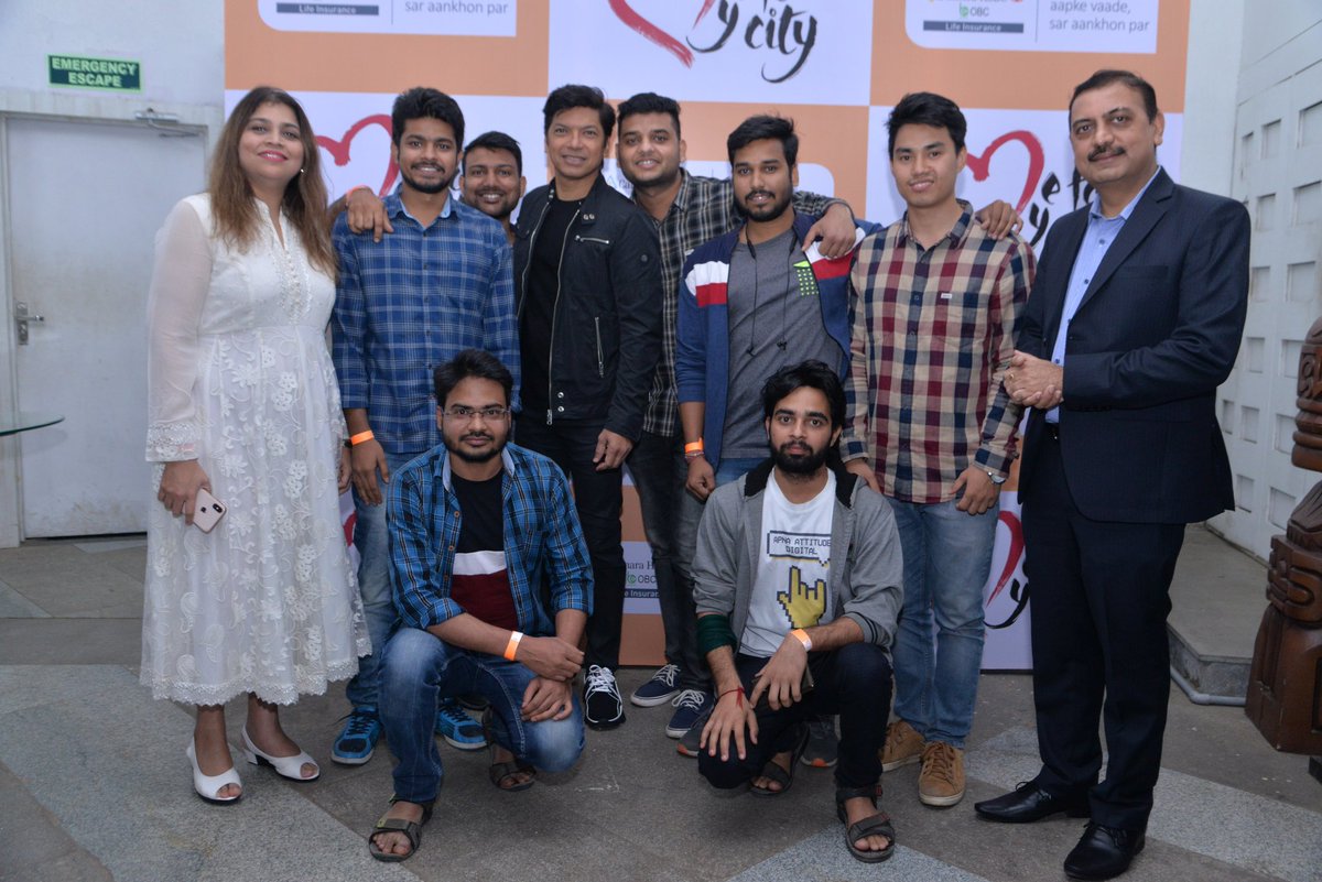 CanaraHSBCLI's tweet photo. Congratulations to mumbai #passthepledge contest winners, on meeting Shaan. Keep up the good work you are doing for the society and pass on the inspiration to everyone around.
#meformycity
#meformymumbai #citylove #beautification #Shaan https://t.co/mWy5FDT8wB