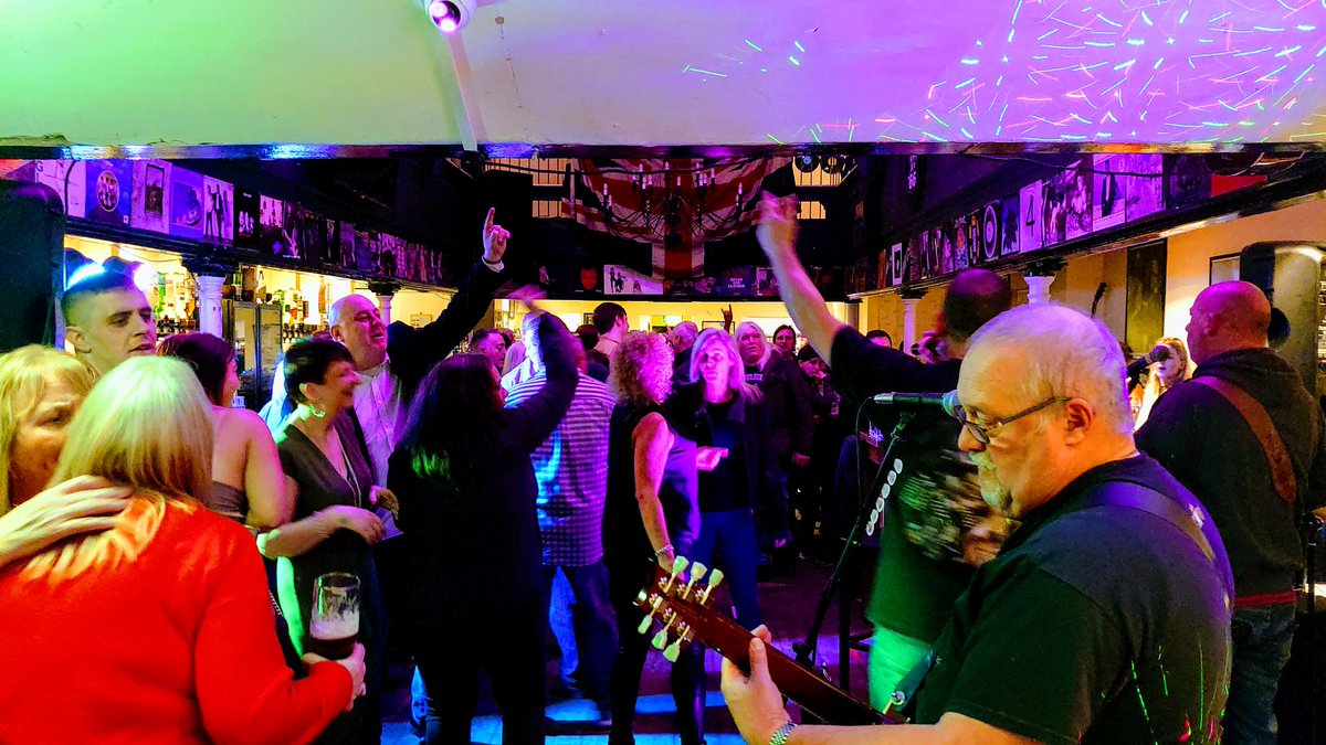 LooseBreakin's tweet photo. Awesome gig at The Latchlifter, Ilkeston #saturdaynight #rockmusic #beeroclock #Derbyshire #livemusic #gig https://t.co/xjpnl0q9jq