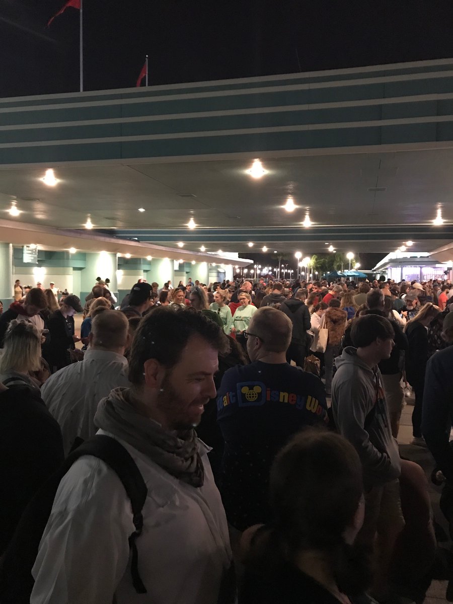 thefriz11's tweet photo. This report is for you, @jasonmaderer 
We are standing in line at 5:24 am and we’re not alone. Light crowd right now for a 7am park opening https://t.co/KDs9PFbviU