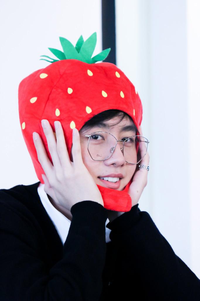 fs____pins's tweet photo. อยู่ๆก็อยากกินสตอเบอรี่🍓🍓🍓😋😋😜
@Mmarksiwat 
#หัวใจศิวัช
#NOTOLDxBLVRER https://t.co/H6F0rM8Sui