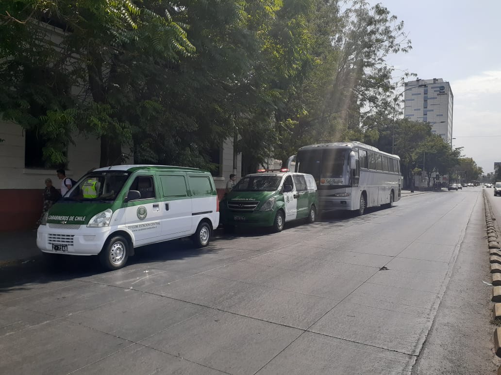 Carabdechile's tweet photo. #EstacionCentral: Carabineros realizó fiscalizaciones a conductores de buses,  lo que permitió sacar de circulación aquellos vehículos que lo hacian sin los permisos correspondientes. 
Recuerde, realice su viaje en el transporte formal y evite inconvenientes. https://t.co/CBQaJro6C6