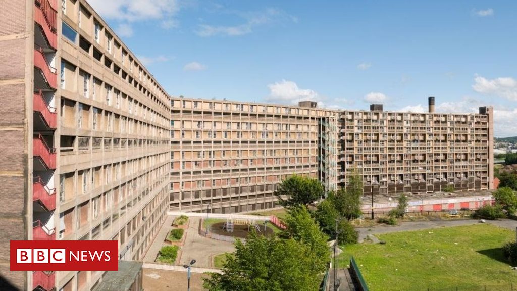 superfastSY's tweet photo. This week @HistoricEngland awarded £500,000 for repairs to Park Hill #Sheffield. This goes towards the second phase of the development.
Through the #SFSY programme, homes built in the first phase have been #fibre enabled.
Read more: https://t.co/k0mCwstHl9 https://t.co/KF9cFSJkiy