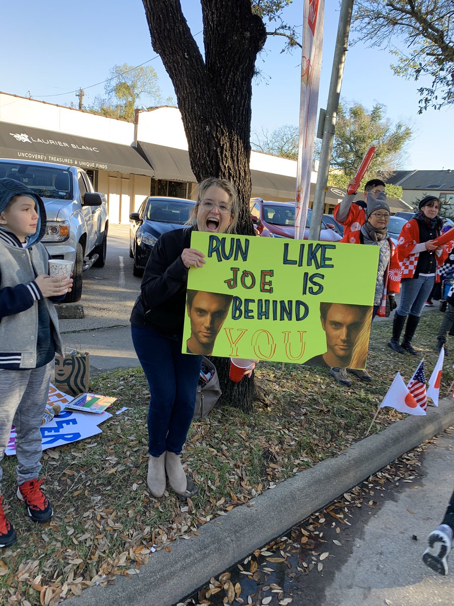 Anyone know who this is??? Her sign is amazing!!!  Love watching #Houston and their support #houmarathon