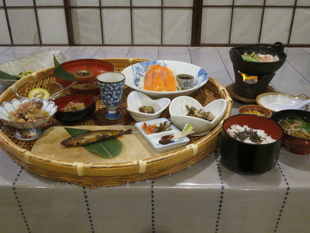 HecticKeine's tweet photo. 『桔梗乃湯』には、『鍵乃湯』という貸切の離れがある。今回はそこを一日借り切って、ここ暫くの疲れをゆっくりと癒すことが出来た。本来は二カ月程先まで予約で一杯らしいが、八坂殿の口利きで利用することが出来た。地底の湯とはまた違った趣があって、これはこれで良いものだ。 https://t.co/4FIJUq3bBu