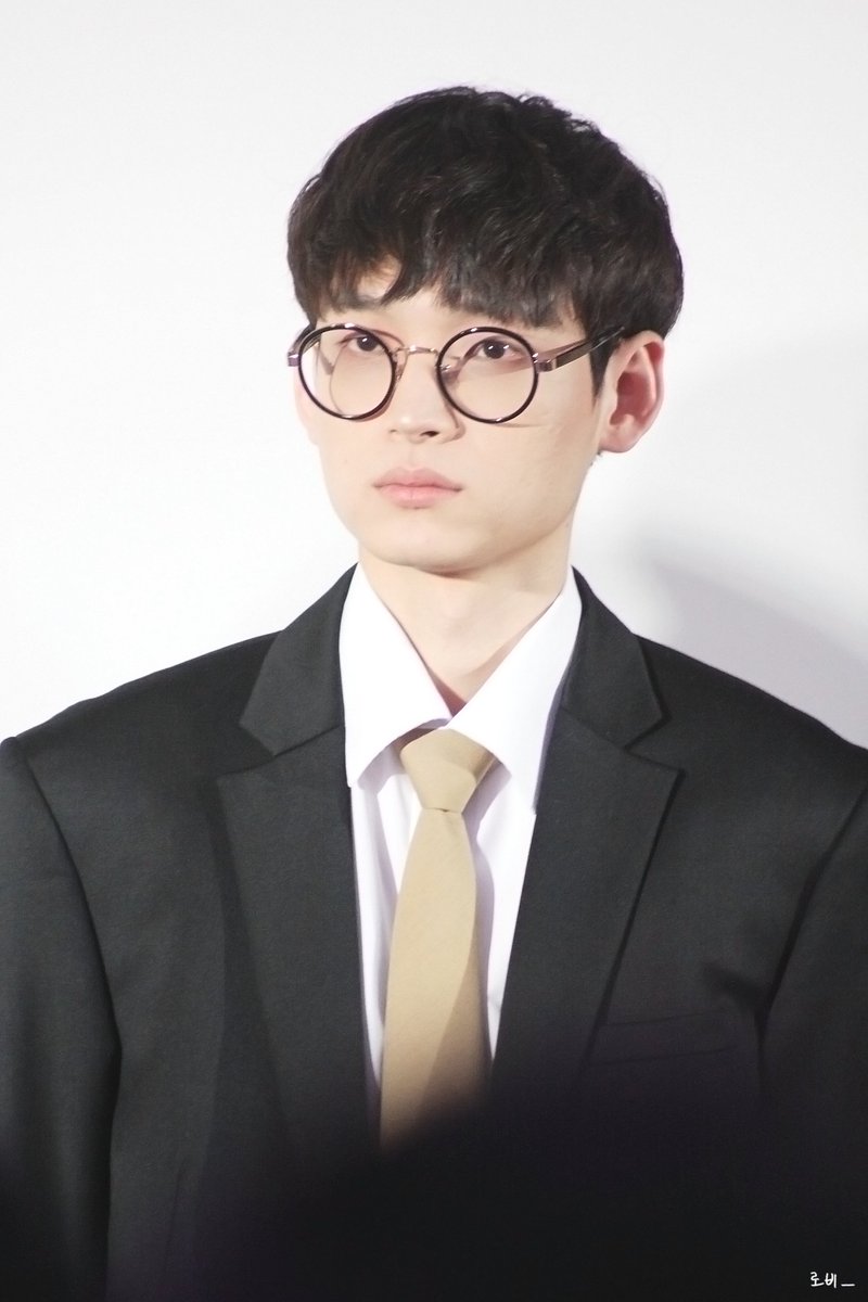 ROBEx0822's tweet photo. 📷 200119 타이거네이션 킥오프 #토비 

╭┈┈┈┈╯   ╰┈┈┈╮

 ╰┳┳╯    ╰┳┳╯

  수 　    　　 트

 ○  　    　　 ○
     ╰┈┈╯
  최 ╭━━━━━╮　 고
      ┈┈┈┈
　　o     　　 o

#Tigernation #TOBI #양진모 https://t.co/KMnOEcrnVL