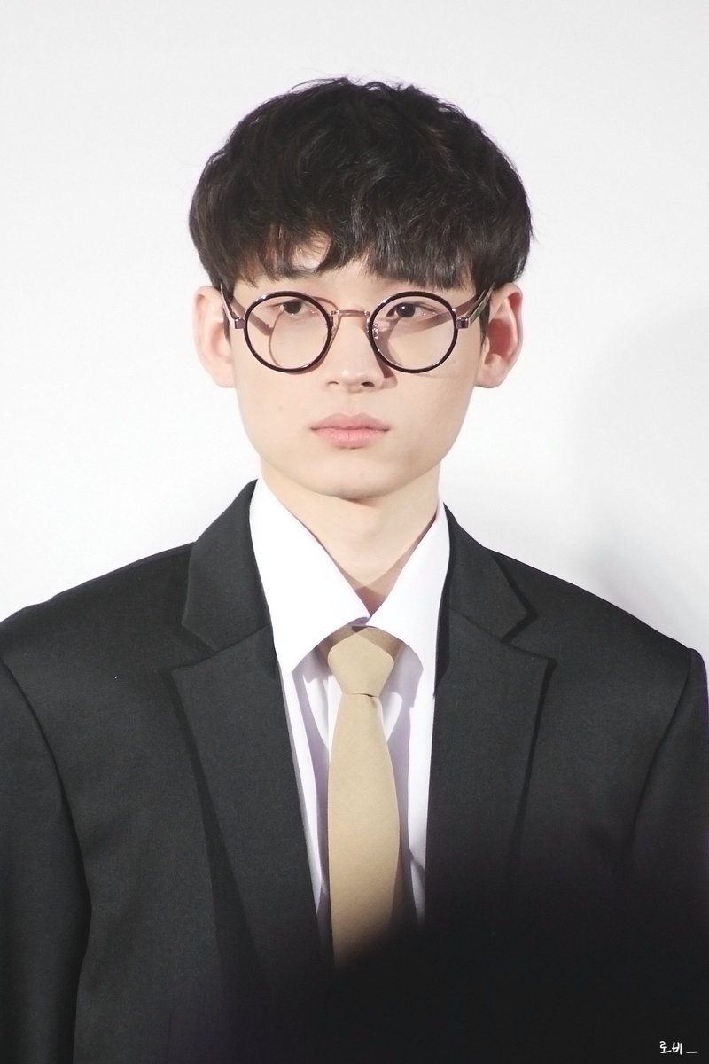ROBEx0822's tweet photo. 📷 200119 타이거네이션 킥오프 #토비 

╭┈┈┈┈╯   ╰┈┈┈╮

 ╰┳┳╯    ╰┳┳╯

  수 　    　　 트

 ○  　    　　 ○
     ╰┈┈╯
  최 ╭━━━━━╮　 고
      ┈┈┈┈
　　o     　　 o

#Tigernation #TOBI #양진모 https://t.co/KMnOEcrnVL