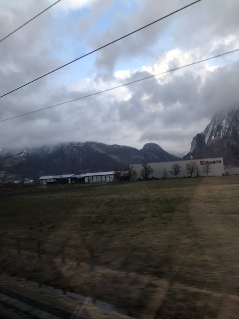 ixistenz's tweet image. das tal, wo sich die perversen zu hunderten treffen einmal im jahr. ##landquart ##wef