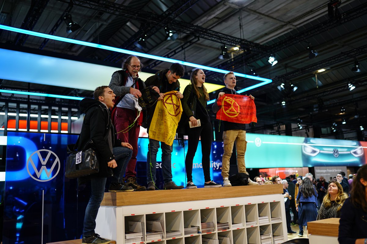 XR_Belgium's tweet photo. On 18 January we organised #SalonofLies, a successful mass civil disobedience action in #AutoSalon2020 to draw attention to the car industry's worsening of the #ClimateCrisis.
View our statement on the action, press coverage, and pictures here:
https://t.co/yv195QwNKr https://t.co/9aQ5z8qVHp