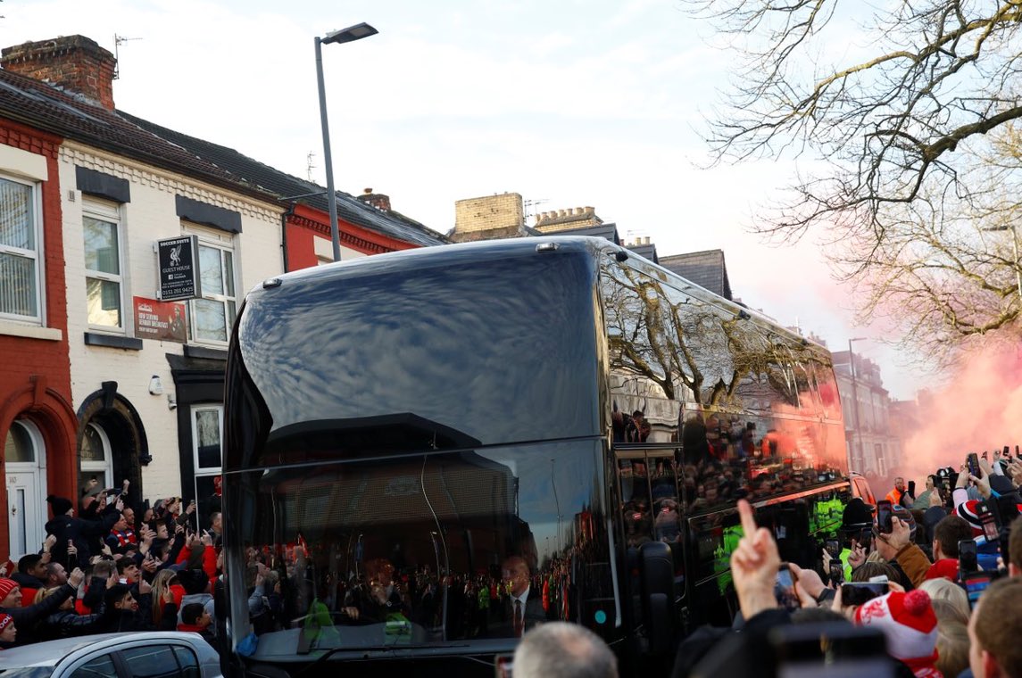 Football Tweet On Twitter The Manchester United Team Bus Arrives At Anfield To A Warm Welcome Livmun