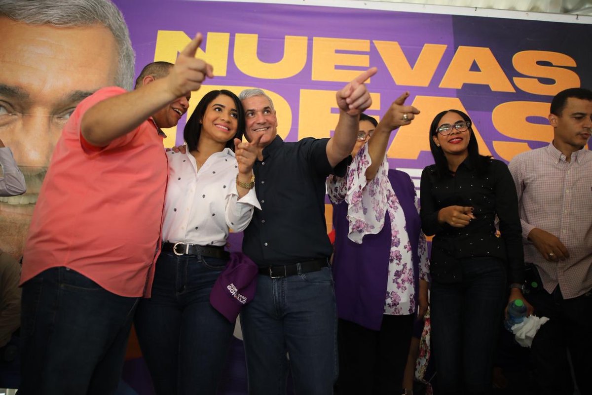 La #JuntaderaConGonzalo de este domingo es en Villa Mella, en el Club Vista Bella. Aquí #GonzaloCastillo comparte con su gente trabajadora, acompañado de dirigentes políticos, simpatizantes del partido y candidatos a cargos municipales. 

#EquipoRedesGonzalo #GonzaloPresidente
