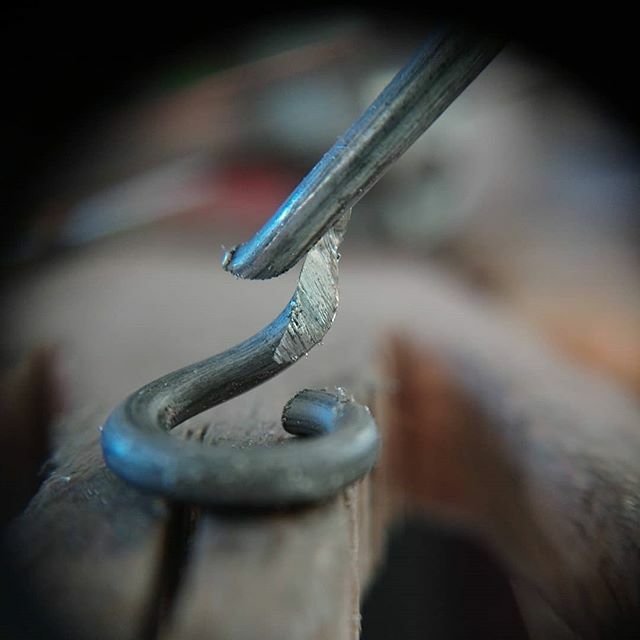 DawnGillDesigns's tweet photo. I'm making triplet bangles (restocking and size exchanges) ready to post off to @theassayoffice
This is a 2mm thick, 6mm jumpring
I couldn't have sawn down the centre of the wire if I'd tried!!
#BenchPegSelfie #Handmade #HandmadeUK #SilverJewellery #Exet… https://t.co/Ng3wW4ZStU https://t.co/rrr5ongmMv