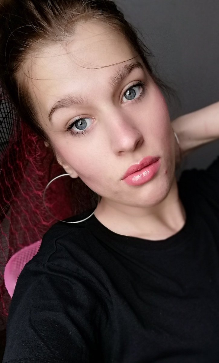 bitchimonfire's tweet photo. 100 lbs down 🌞 celebrate good times, COME ON #facecomparison https://t.co/5Jas1VWlGb