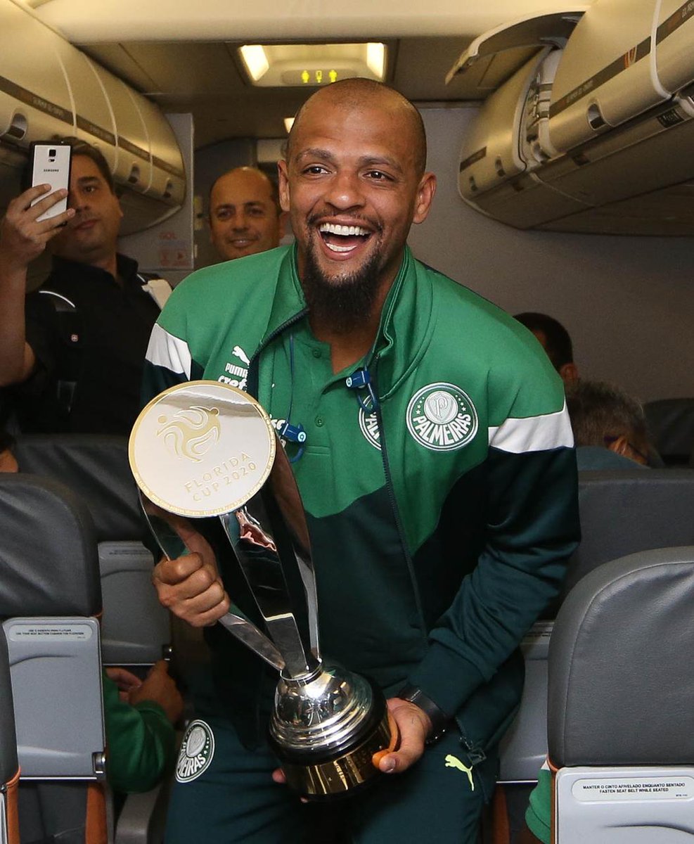 Palmeiras's tweet image. ✈🏆 Nosso capitão @_felipemelo_ recebeu a taça da @Florida_Cup no retorno para o Brasil.
Próximo destino: Campeonato Paulista. 

#AvantiPalestra #FloridaCup #ReadyforUniversal