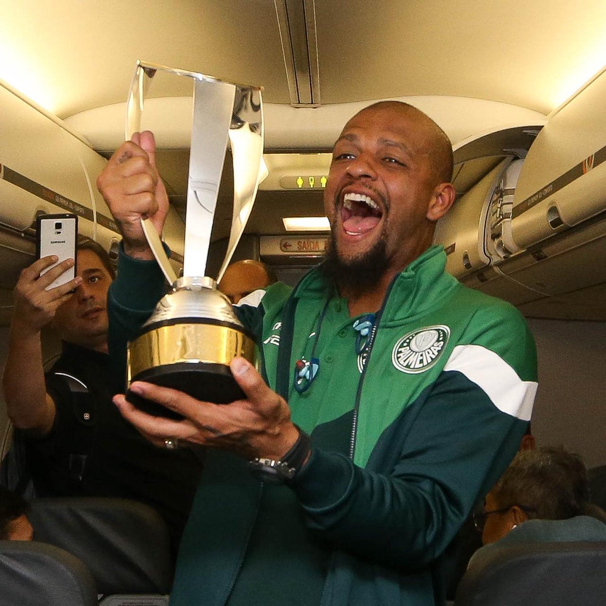 Palmeiras's tweet image. ✈🏆 Nosso capitão @_felipemelo_ recebeu a taça da @Florida_Cup no retorno para o Brasil.
Próximo destino: Campeonato Paulista. 

#AvantiPalestra #FloridaCup #ReadyforUniversal