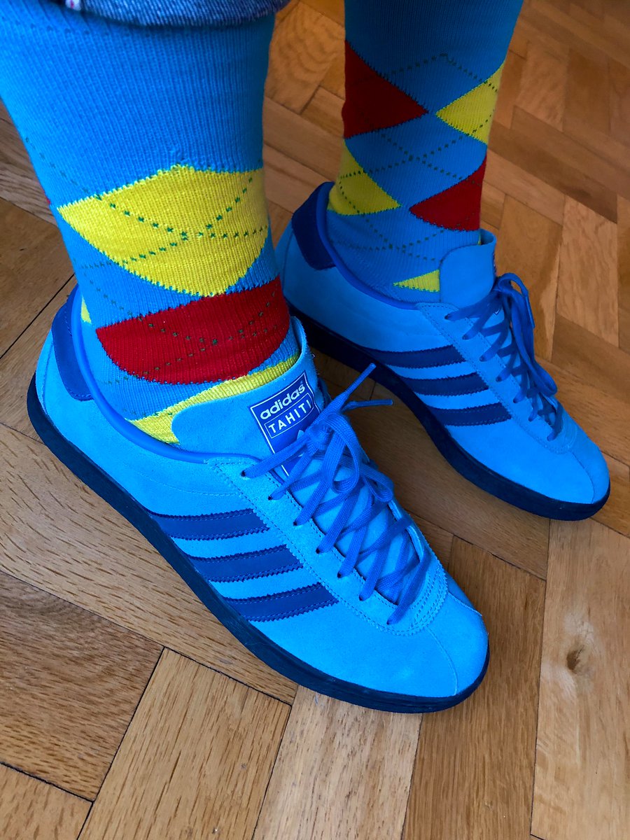 ChrisThorpe31's tweet image. Adidas Tahiti 👟 x @SockCouncil Sassouci paninaro socks 🧦 for #SocksOutSunday